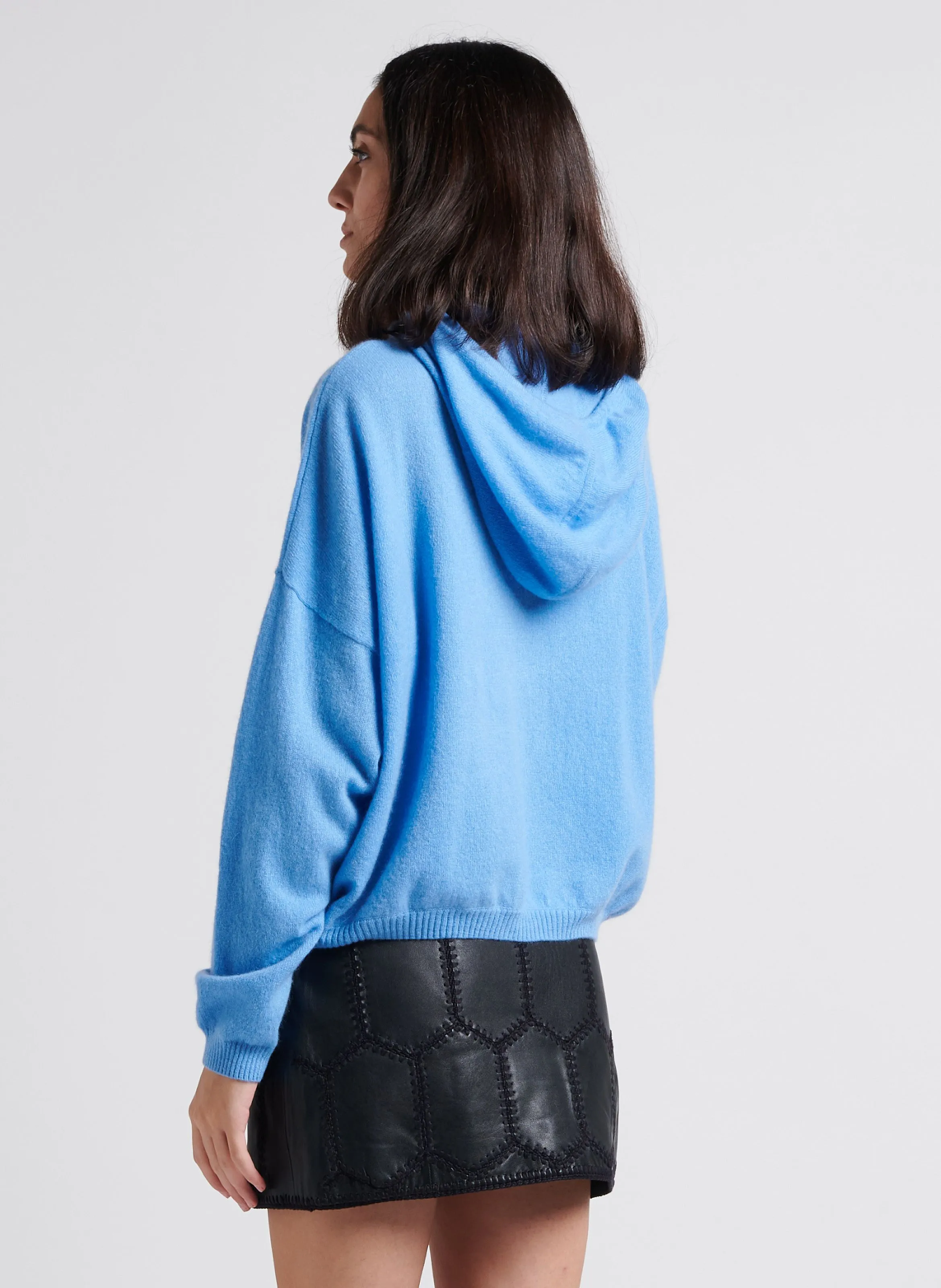 ALICE - Jersey recto con cuello alto de cachemir en azul