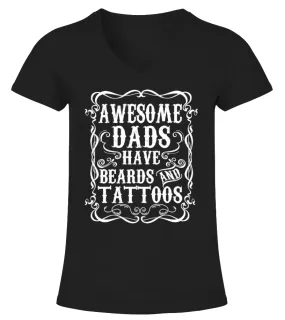 Awesome Dads Have Tattoos and Beards Camiseta cuello pico Mujer