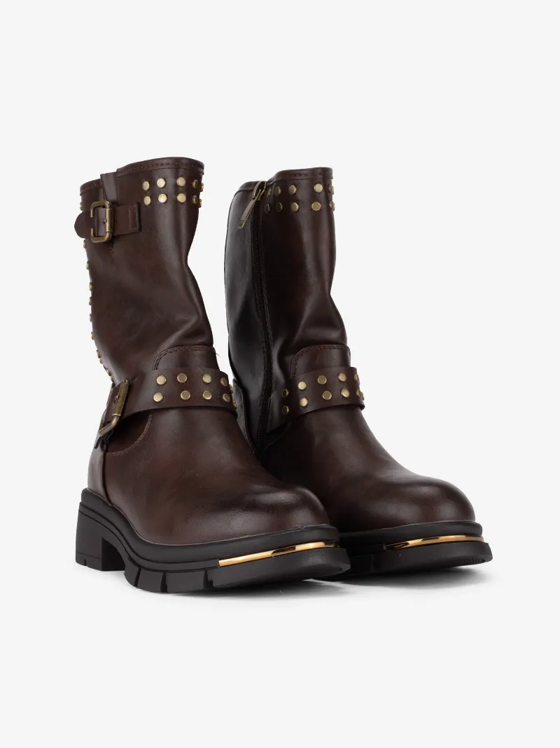 BOTA BIKER COM FIVELAS E APLICAÇÕES METÁLICAS EM SOLA DE RASTO