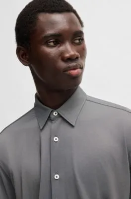 Camisa slim fit en tejido elástico técnico con estructura