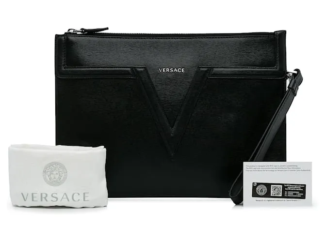 Clutch de cuero negro con logo V de Versace 