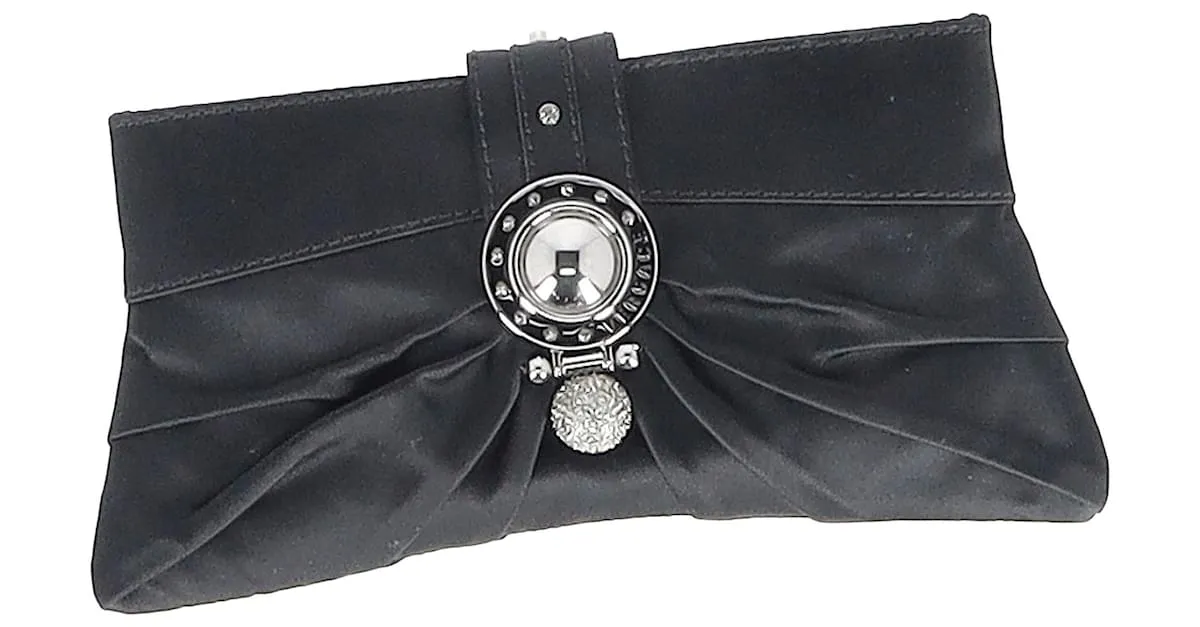 Clutch de satén negro adornado con cristales de Versace 
