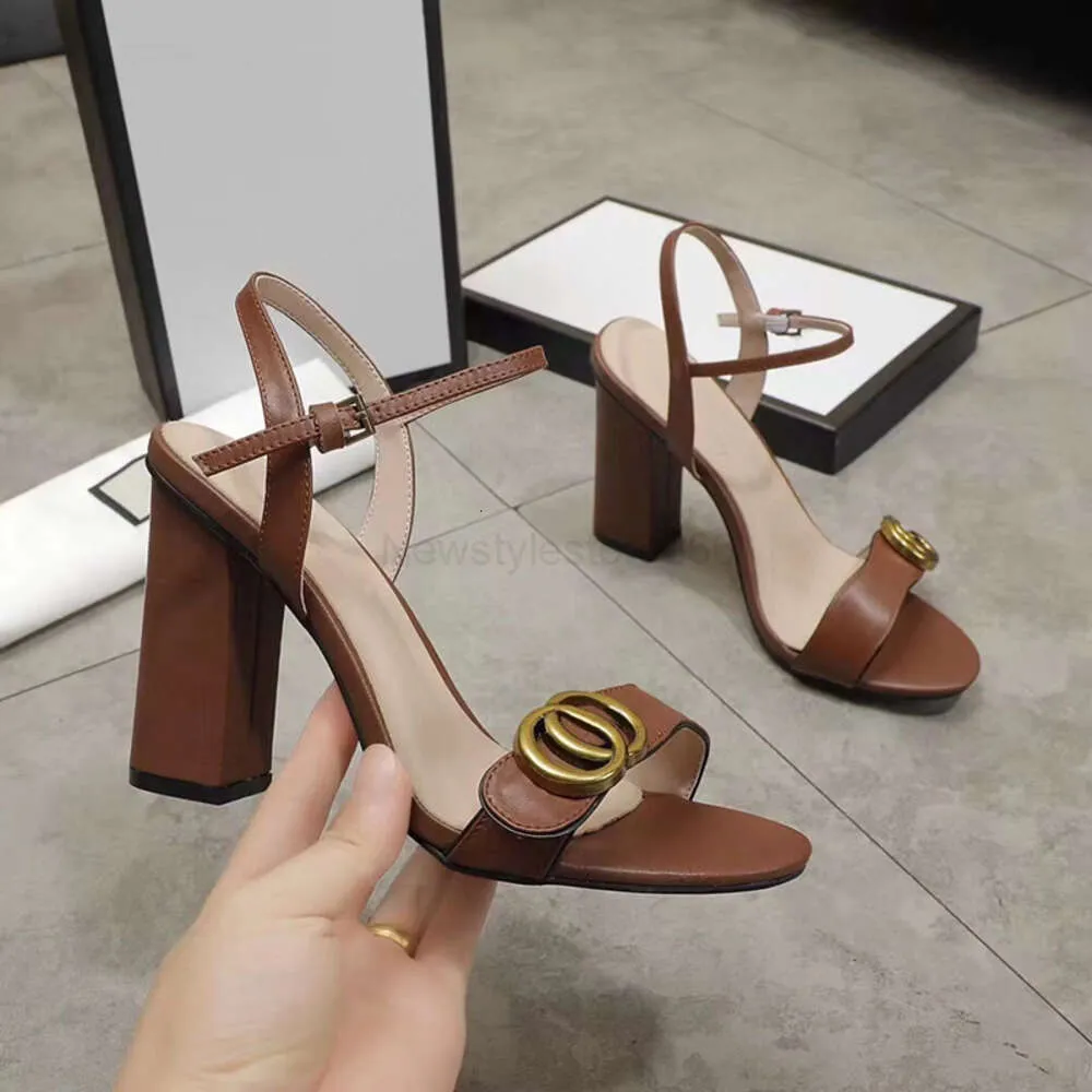 Diseñador para mujer Sandalias de tacón de tacón de cuero Fashion Metal Metal Doble Hebilla Diseñador de verano Sexy