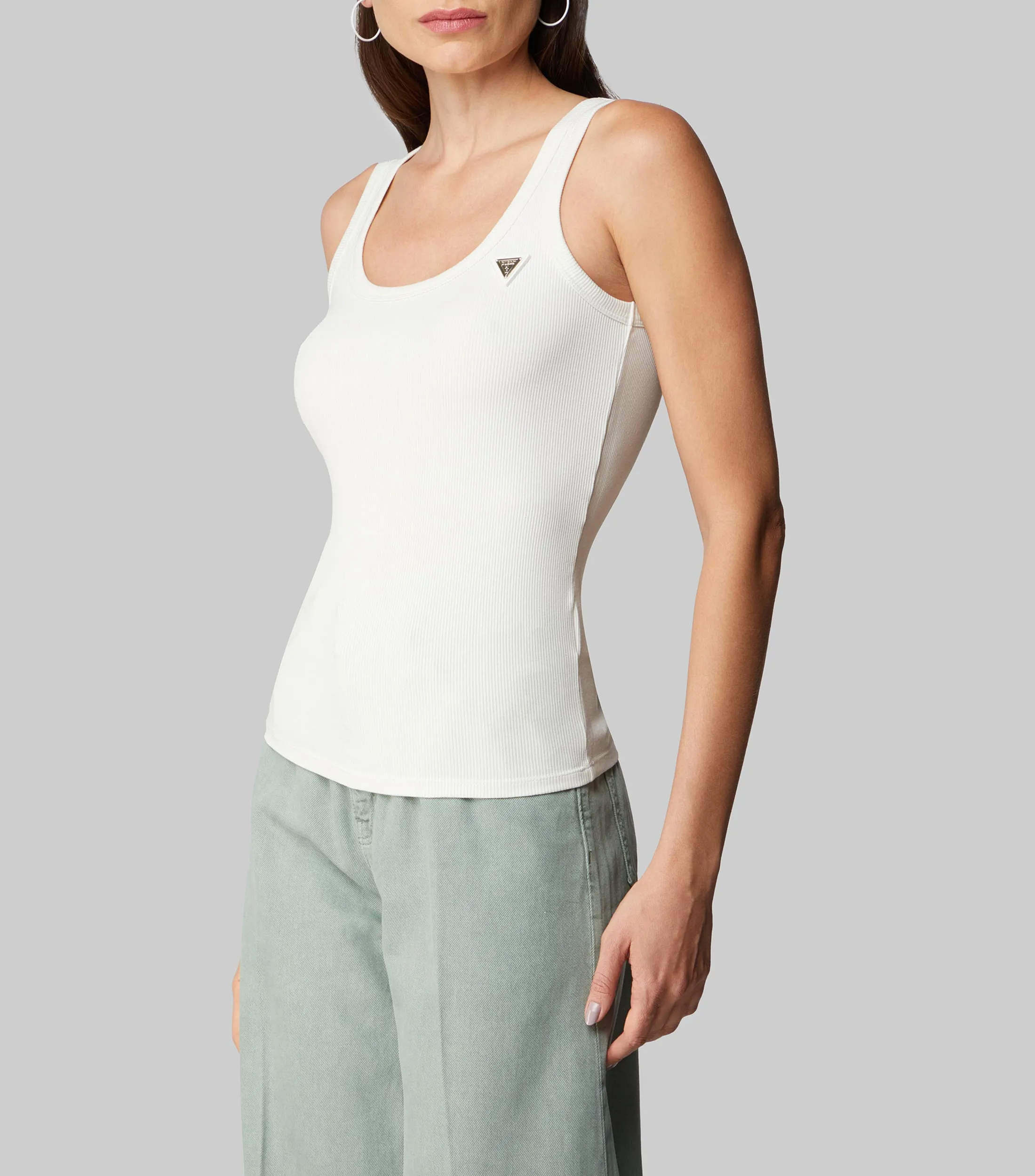 Guess Playera cuello redondo sin mangas acanalada Mujer